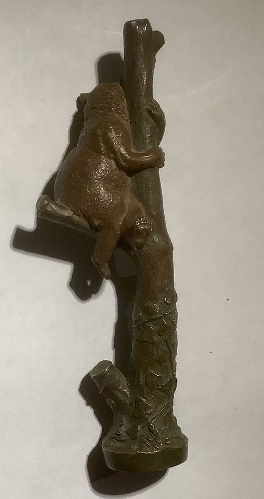 Bronze sculpture of a bear cub on a tree Item ID 6193 – Bild 4