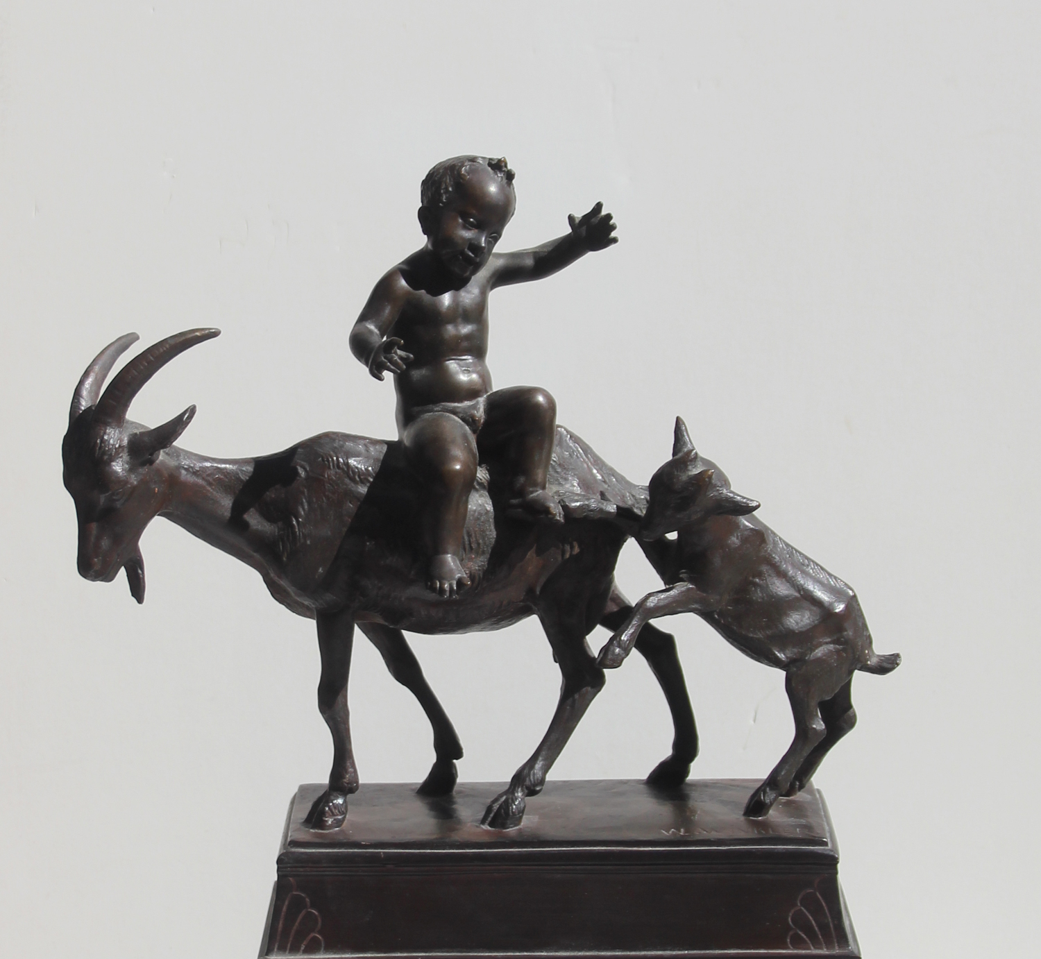 Art Nouveau bronze composition "Boy with Goats" – Bild 2