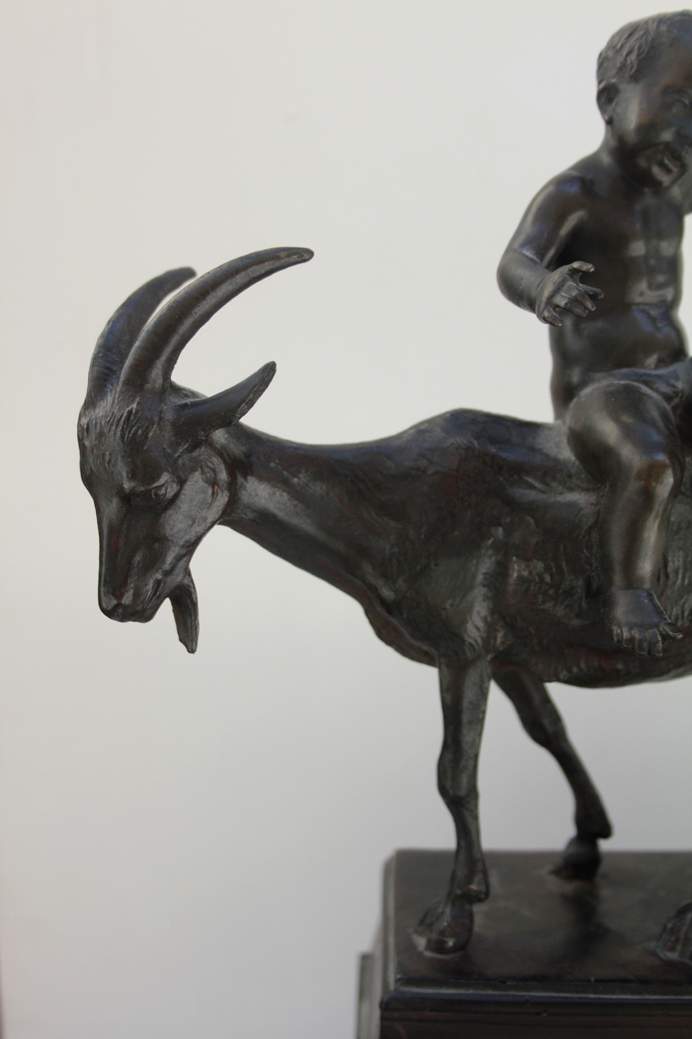 Art Nouveau bronze composition "Boy with Goats" – Bild 4