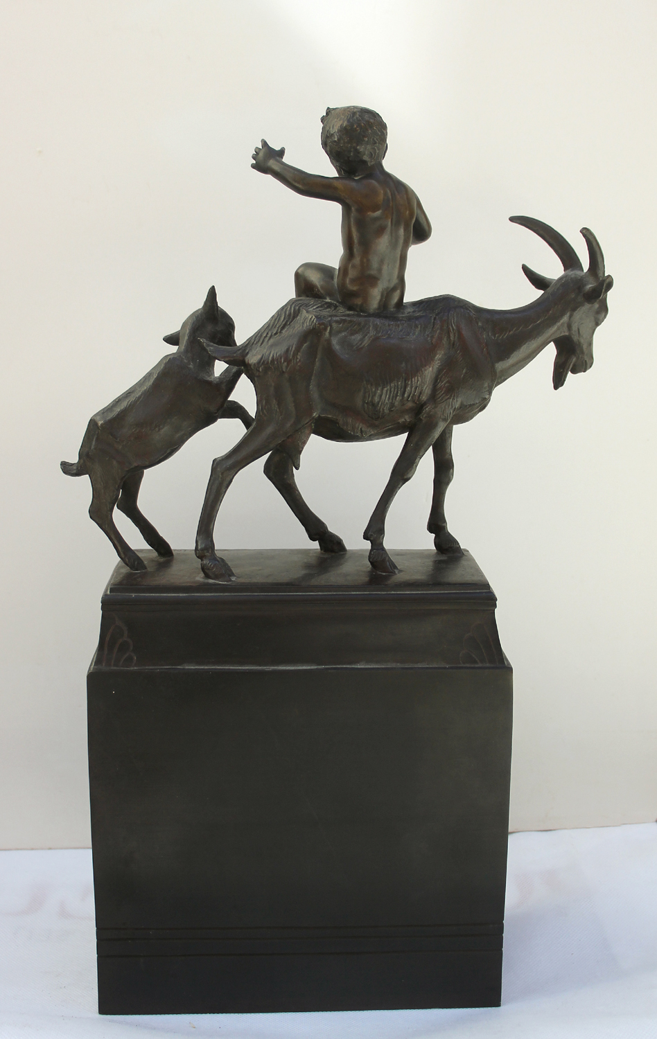 Art Nouveau bronze composition "Boy with Goats" – Bild 7